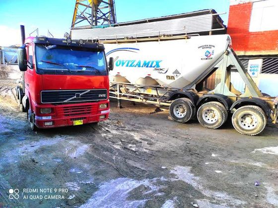 Unidad de transporte Goviza Mix cargando cemento en Planta Pasco