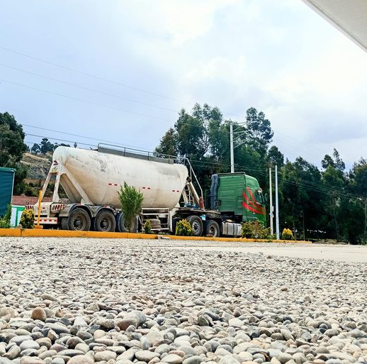 Camión cisterna transportando cemento a granel en bombona