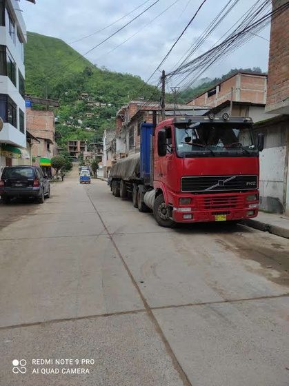 Camión de reparto de cemento embolsado en zona urbana